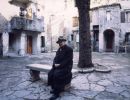 1980 25 dicembre marin in una piazza della cittavecchia di grado     r. sanson 